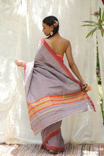 Load image into Gallery viewer, Ustukhudusa Kerala Kasavu Saree
